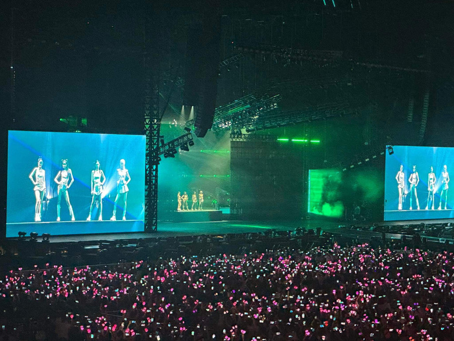 Đêm diễn đầu tiên của BLACKPINK tại Việt Nam đã chính thức diễn ra trong sự hò reo, cổ vũ của rất đông người hâm mộ.