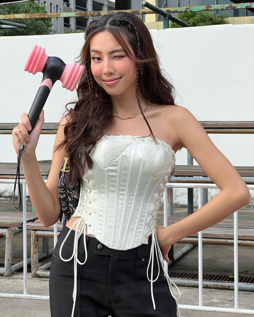 Hoa hậu Thùy Tiên trang điểm nhẹ nhàng nhưng không kém phần quyến rũ, nổi bật khi đi xem concert của BLACKPINK. Hoa hậu Thùy Tiên trang điểm nhẹ nhàng nhưng không kém phần quyến rũ, nổi bật khi đi xem concert của BLACKPINK.