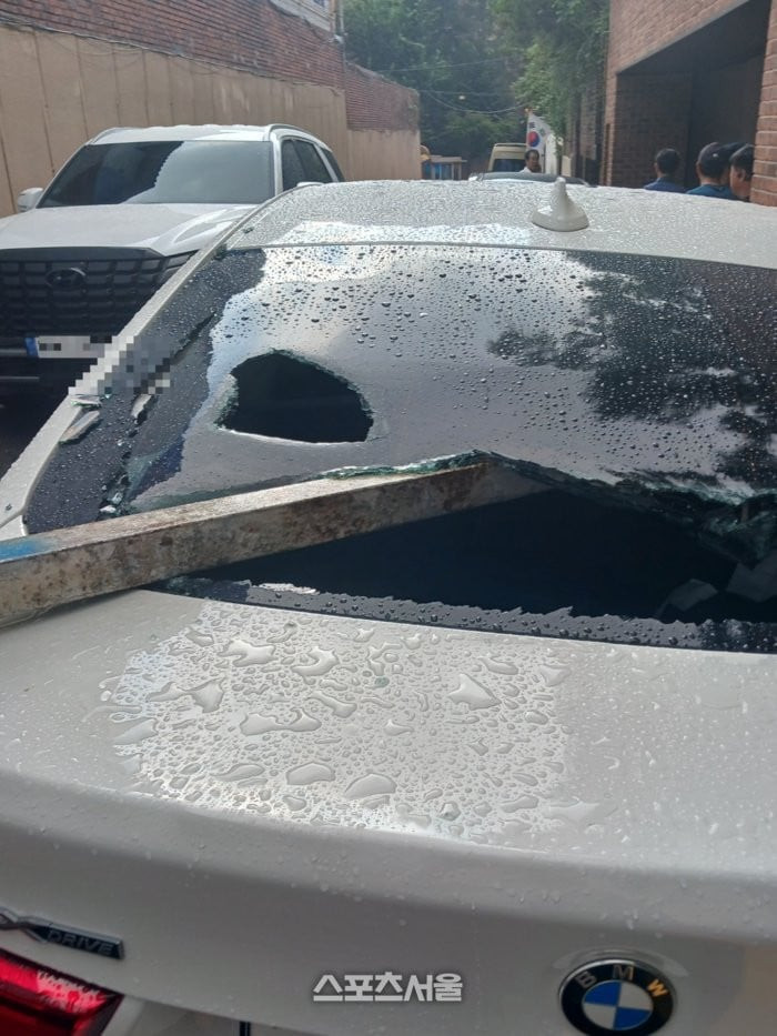 Trong quá trình thi công nhà của Song Hye Kyo, 1 thanh thép đã rơi trúng chiếc xe BMW của người dân gây ra hư hỏng. Trong quá trình thi công nhà của Song Hye Kyo, 1 thanh thép đã rơi trúng chiếc xe BMW của người dân gây ra hư hỏng.