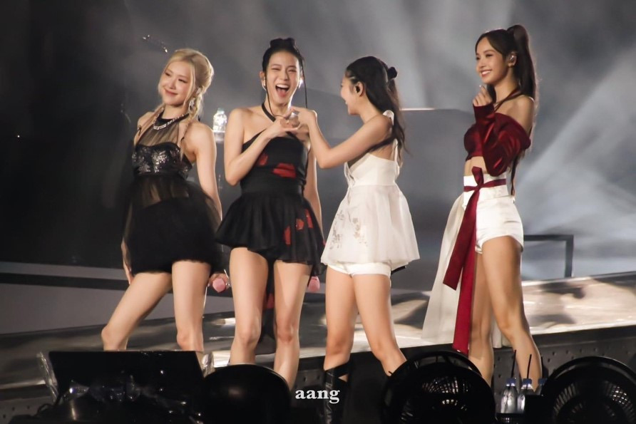 BLACKPINK biểu diễn trên sân khấu concert tối 30/7. Ảnh: aang.