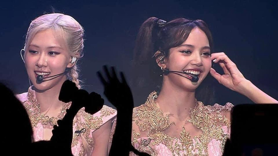 4 cô nàng của BLACKPINK đã "cháy" hết mình cùng khán giả Việt. 4 cô nàng của BLACKPINK đã "cháy" hết mình cùng khán giả Việt.