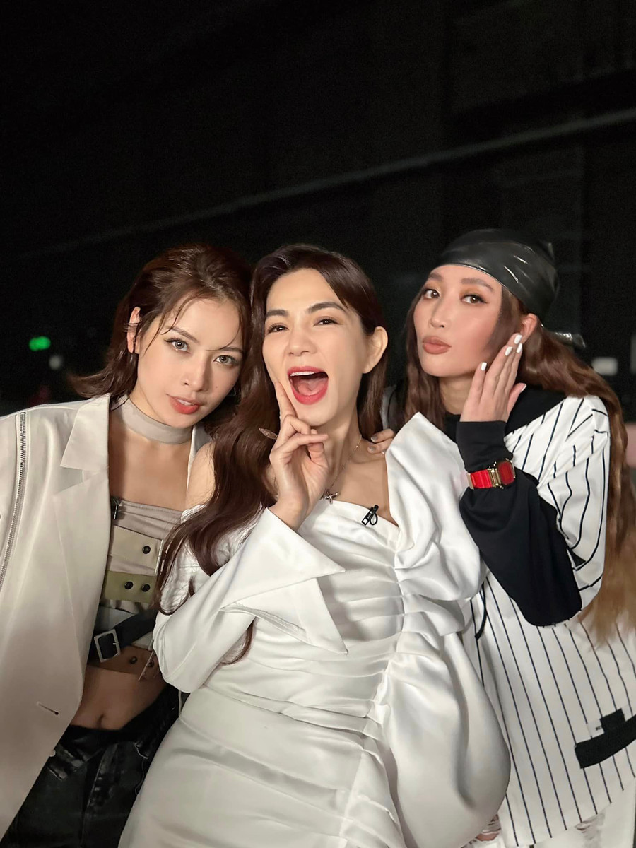 Sau khi cùng tham gia chương trình Đạp gió 2023, Chi Pu và nữ ca sĩ Ella - cựu thành viên nhóm S.H.E (đứng giữa) đã trở nên vô cùng thân thiết.