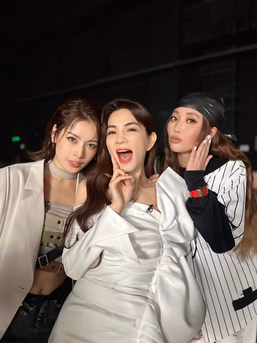 Sau khi cùng tham gia chương trình Đạp gió 2023, Chi Pu và nữ ca sĩ Ella - cựu thành viên nhóm S.H.E (đứng giữa) đã trở nên vô cùng thân thiết.