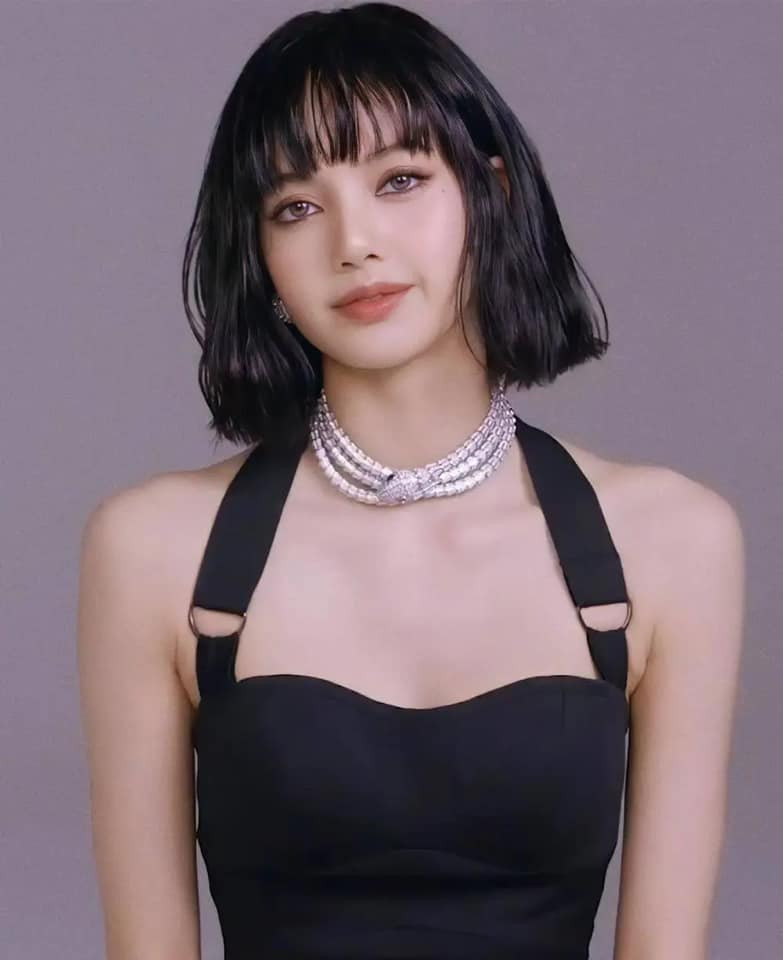 Lisa (BLACKPINK) tiếp tục gây sốt với thiết kế sành điệu và độc đáo của Bvlgari trị giá 1.130.000 USD (khoảng 26 tỷ đồng).