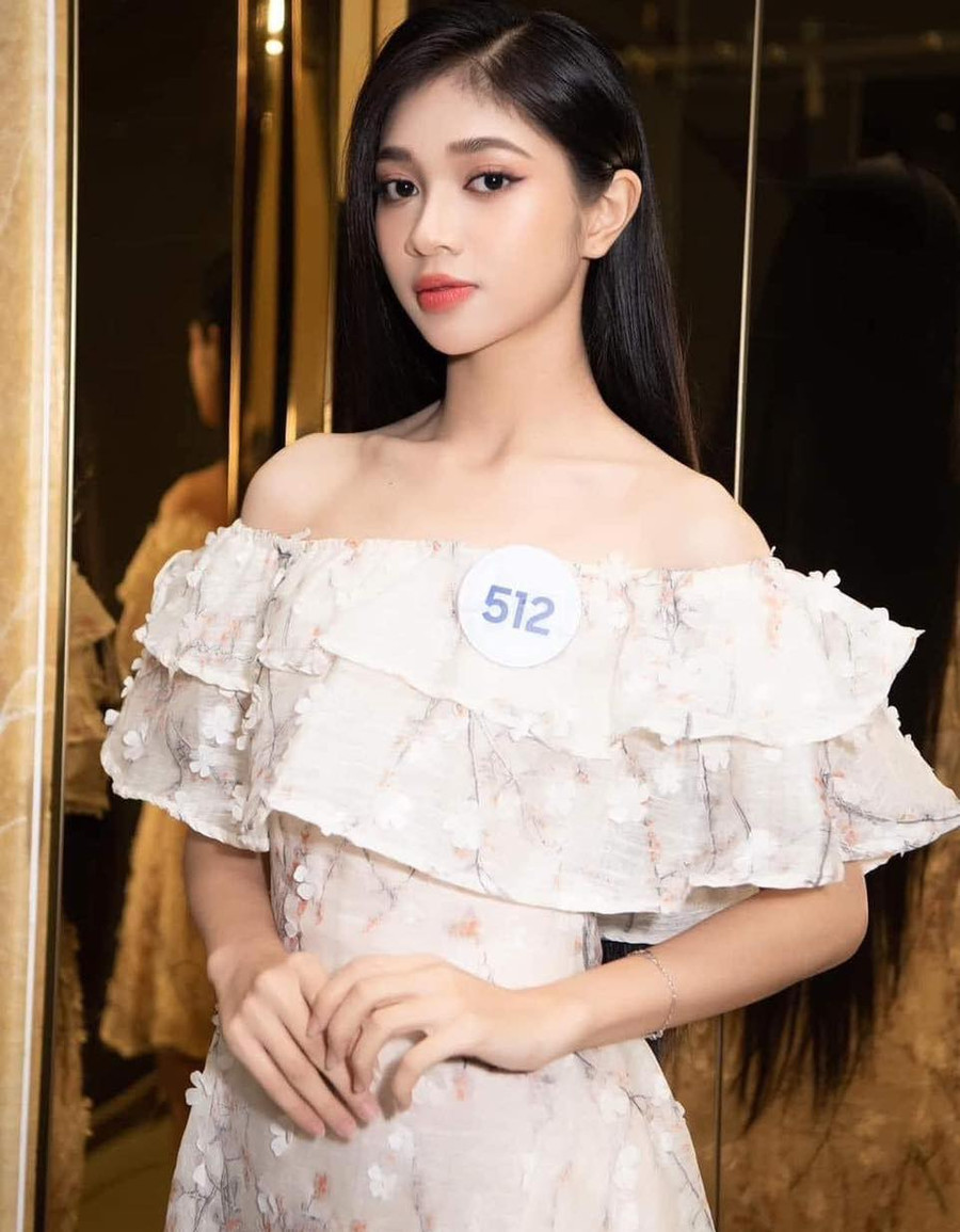 Có thể thấy so với những hình ảnh kém sắc trên sân khấu trong đêm chung kết, cô nàng đã dần chinh phục khán giả bởi nhan sắc và tài năng thực sự của mình. Hiện tại, rất nhiều fan sắc đẹp đang mong chờ vào sự thay đổi của Minh Kiên trong thời gian tới. Có thể thấy so với những hình ảnh kém sắc trên sân khấu trong đêm chung kết, cô nàng đã dần chinh phục khán giả bởi nhan sắc và tài năng thực sự của mình. Hiện tại, rất nhiều fan sắc đẹp đang mong chờ vào sự thay đổi của Minh Kiên trong thời gian tới.