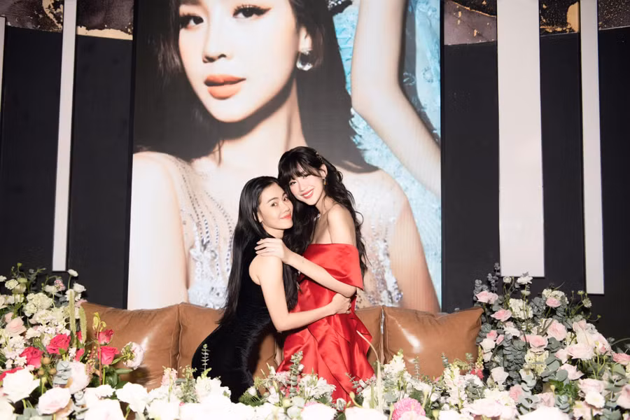 Bà Phạm Kim Dung và Hoa hậu Bảo Ngọc.