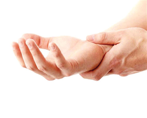 Bẻ khớp có thể liệt tứ chi