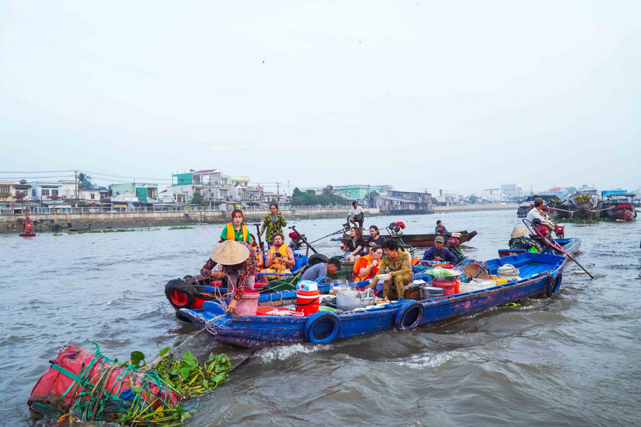 Du khách thích thú trải nghiệm văn hóa sông nước tại chợ nổi Cái Răng (TP Cần Thơ) dịp Tết. Ảnh: T. Thật.