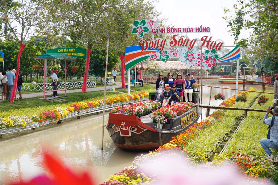 Nhiều du khách chọn làng hoa Sa Đéc (Đồng Tháp) làm điểm đến du xuân. Ảnh: T. Thật.