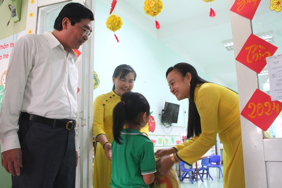 Cô đón trẻ trở lại lớp tại Trường MN Sơn Ca, quận Bình Thủy.