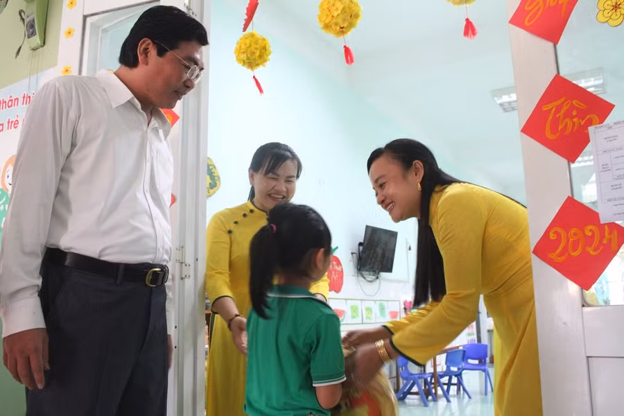 Cô đón trẻ trở lại lớp tại Trường MN Sơn Ca, quận Bình Thủy.