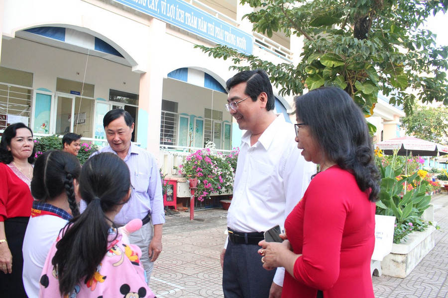 Lãnh đạo Sở GD&amp;ĐT thăm hỏi các em HS Trường TH Bình Thủy 2.