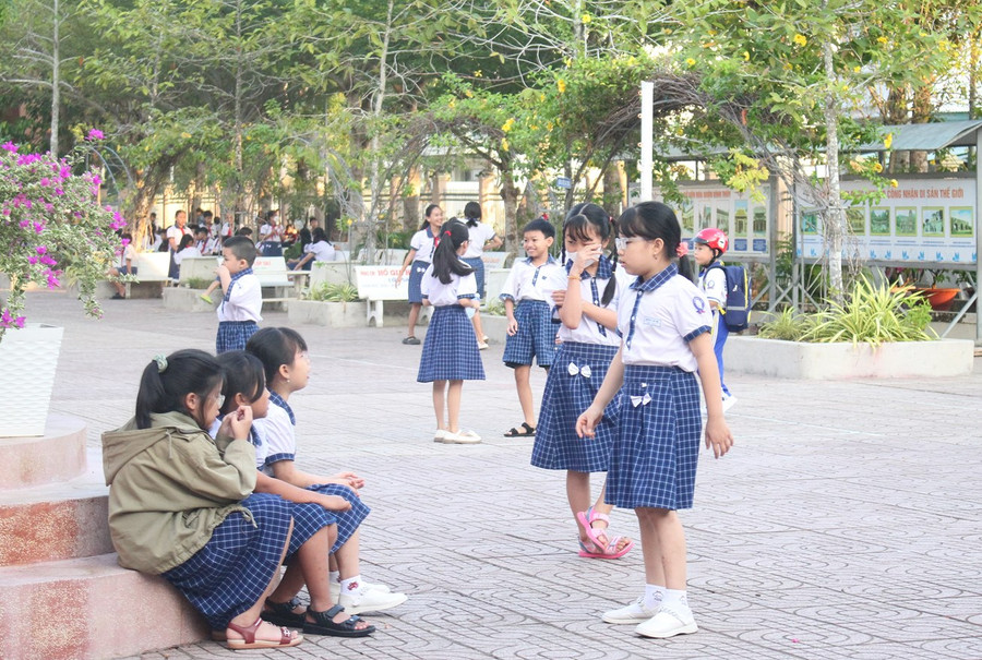 Các em HS Trường TH Bình Thủy 2 vui chơi tại sân trường sáng 15/2.