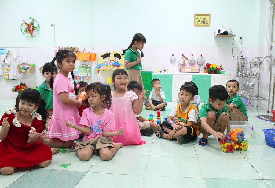 Trẻ trở lại lớp đông đủ vào sáng 15/2.