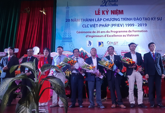 Đại diện khoa Khoa học công nghệ tiên tiến tặng hoa tri ân cựu trưởng dự án, trợ lý chương trình dự án PFIEV, trưởng chương trình các thời kỳ.