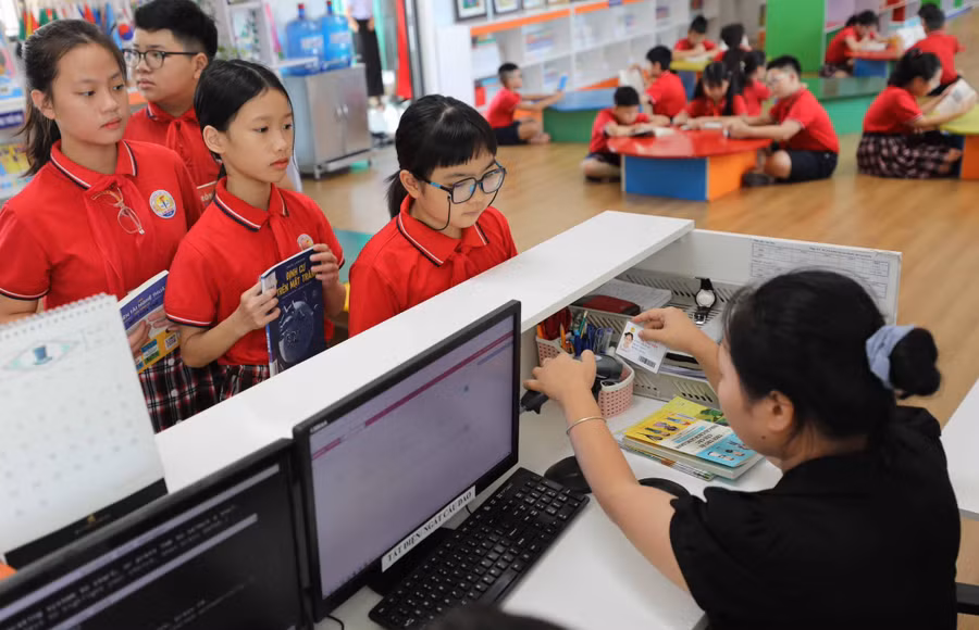 Nhân viên thư viện của trường học thuộc quận Ba Đình (Hà Nội). Ảnh: Phòng GD&ĐT Ba Đình