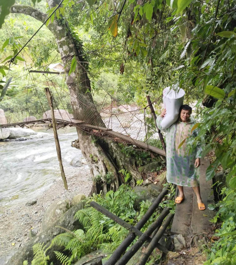 Thầy giáo Hồ Văn Ngọc “cõng” các vật dụng để tổ chức bữa ăn cộng đồng cho học sinh tại điểm trường Ông Thái. Thầy giáo Hồ Văn Ngọc “cõng” các vật dụng để tổ chức bữa ăn cộng đồng cho học sinh tại điểm trường Ông Thái.