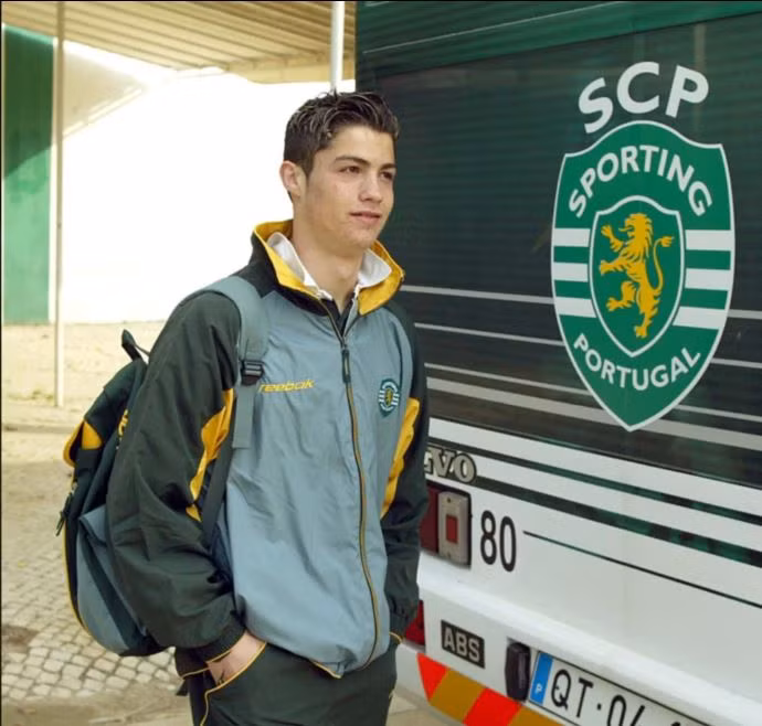 Ronaldo gia nhập học viện Sporting khi mới 12 tuổi vào năm 1997.