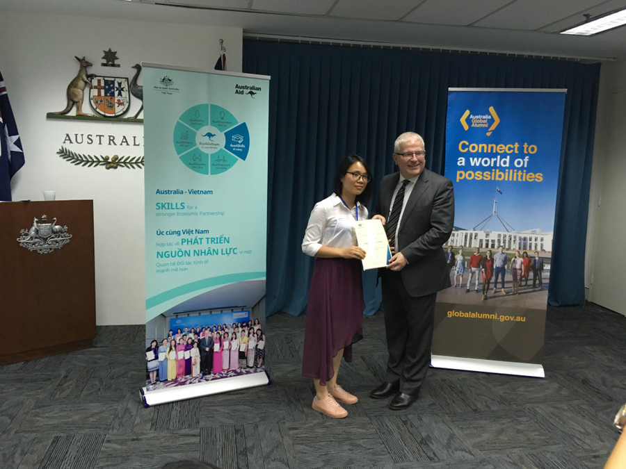 Đại sứ Craig Chittick trao chứng chỉ hoàn thành chương trình học sau đại học (Học bổng Chính phủ Australia) cho một cựu sinh viên Đại sứ Craig Chittick trao chứng chỉ hoàn thành chương trình học sau đại học (Học bổng Chính phủ Australia) cho một cựu sinh viên