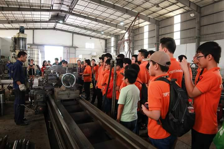 Thầy cô cùng các con trải nghiệm, học tập kiến thức trong thực tiễn sản xuất Thầy cô cùng các con trải nghiệm, học tập kiến thức trong thực tiễn sản xuất