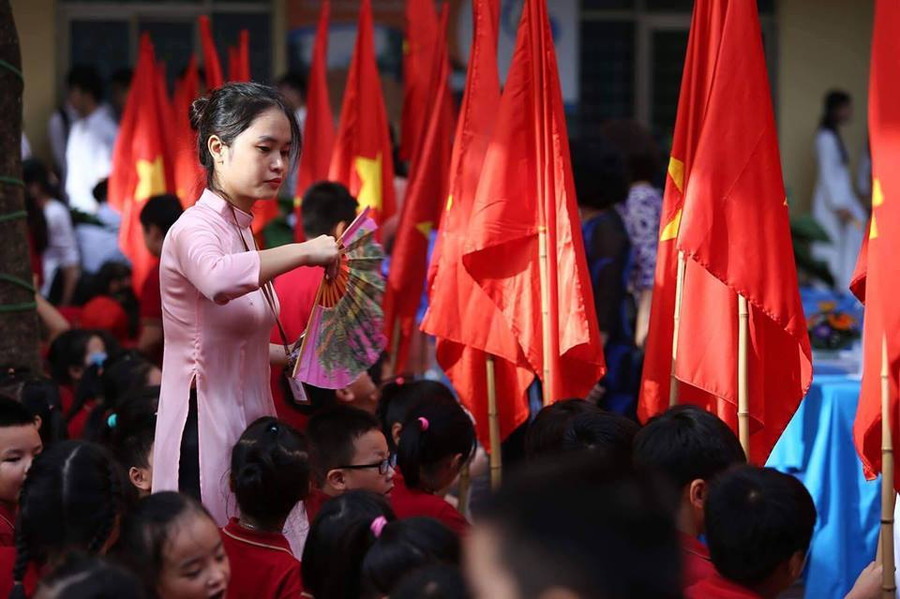 Cô quạt cho các con khỏi nóng nhé! Cô quạt cho các con khỏi nóng nhé!