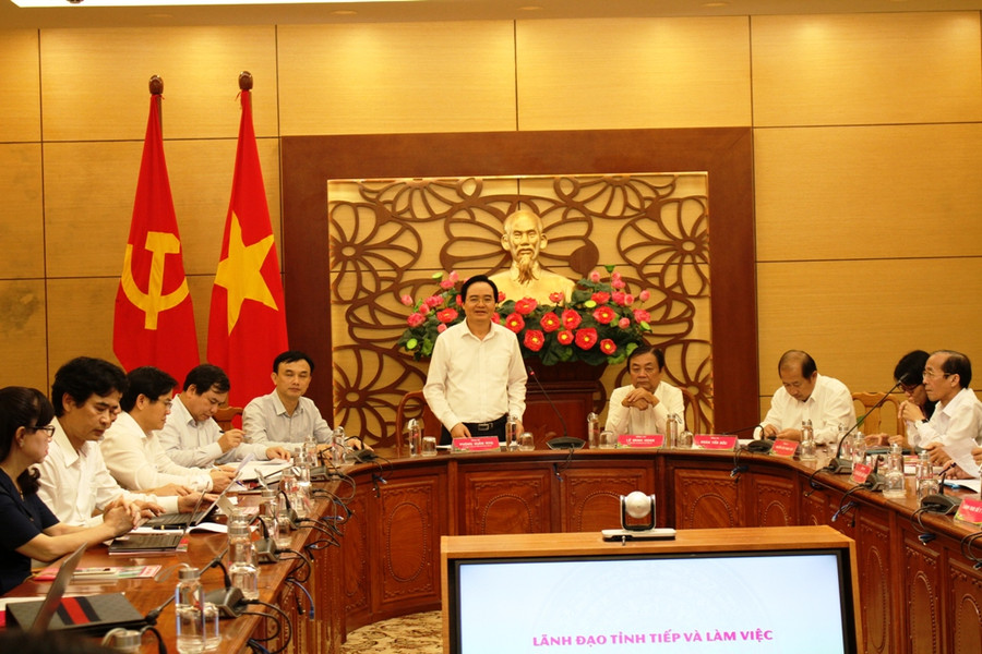 Bộ trưởng Phùng Xuân Nhạ phát biểu tại cuộc họp.