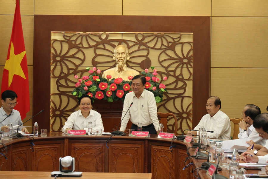 Bí thư Tỉnh ủy Lê Minh Hoan phát biểu tại cuộc họp.