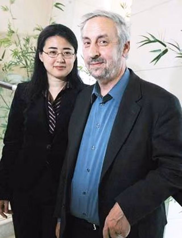 Tian và chồng - GS Stephen Owen. Ảnh: Sina.