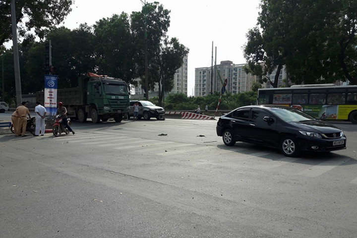 Hà Nội: Dừng đèn đỏ, 2 thanh niên bị xe ô tô kéo vào gầm