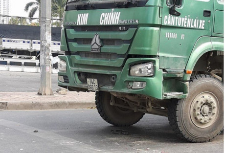 Hà Nội: Dừng đèn đỏ, 2 thanh niên bị xe ô tô kéo vào gầm - Ảnh 1 Ha Noi: Dung den do, 2 thanh nien bi xe o to keo vao gam - Anh 1