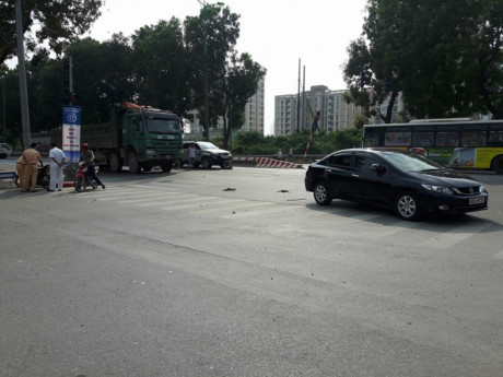 Hà Nội: Dừng đèn đỏ, 2 thanh niên bị xe ô tô kéo vào gầm - Ảnh 3 Ha Noi: Dung den do, 2 thanh nien bi xe o to keo vao gam - Anh 3