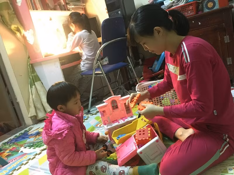 Những ngày chồng xa nhà, cô Nguyệt vừa là mẹ, vừa là bố của các con. Ảnh: NVCC