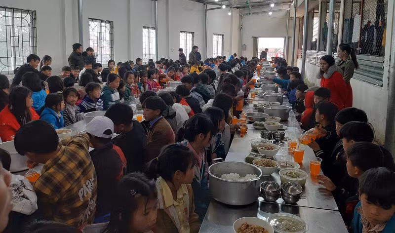 Bữa cơm Tết thân mật của thầy và trò Trường Phổ thông DTBT THCS Sin Suối Hồ.