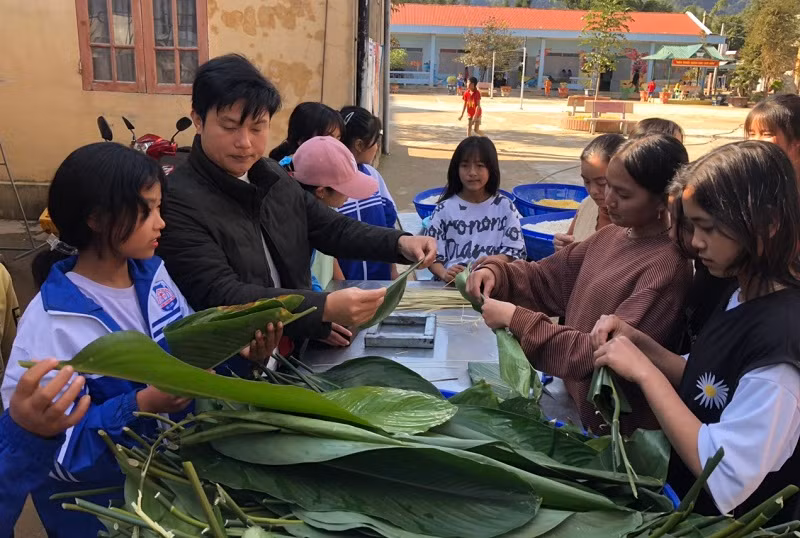 Thầy và trò Trường Phổ thông DTBT THCS Thu Lũm chuẩn bị gói bánh chưng cho chương trình “Tết biên cương”.