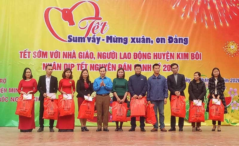 Lãnh đạo Liên đoàn Lao động tỉnh Hòa Bình thăm hỏi, động viên gia đình đoàn viên hoàn cảnh khó khăn tại thị trấn Ba Hàng Đồi (Lạc Thủy). Ảnh: ITN