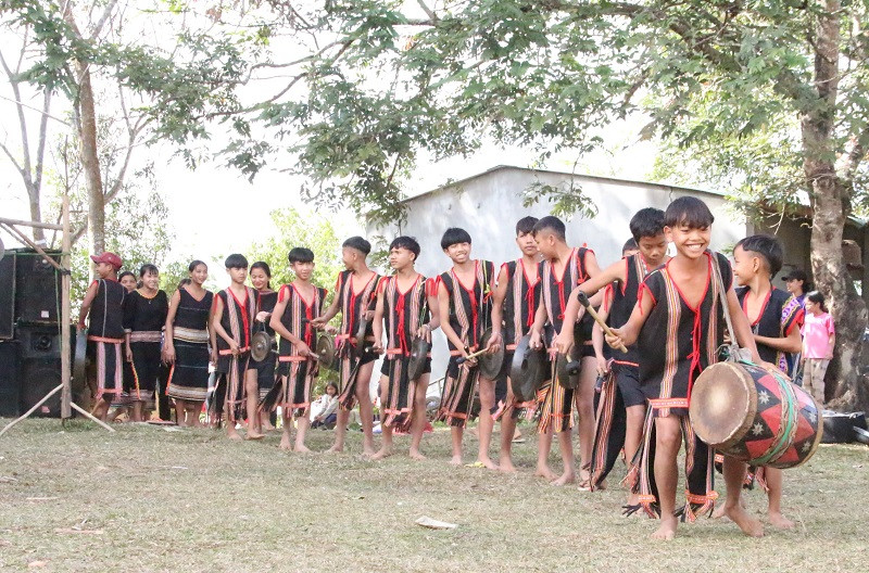Học sinh Kon Tum tham gia biểu diễn cồng chiêng trong Lễ hội. Ảnh: TG