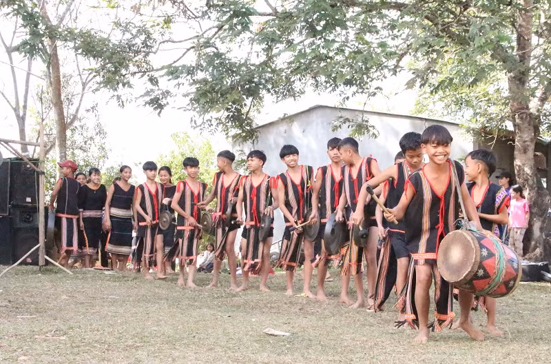 Học sinh Kon Tum tham gia biểu diễn cồng chiêng trong Lễ hội. Ảnh: TG