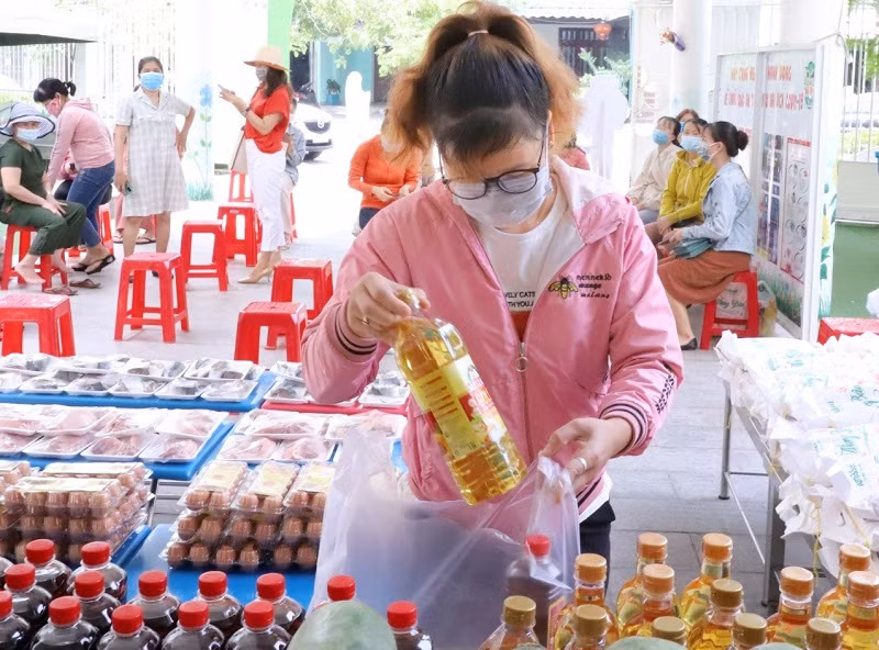 Trường Mầm non Nốt nhạc xanh trao quà hỗ trợ cho giáo viên nhà trường.