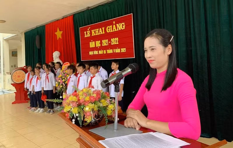 Cô Linh đã 15 năm làm Tổng phụ trách và 6 năm gắn bó với đảo.