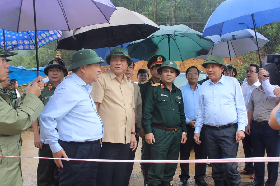 Phó Thủ tướng Thường trực Trương Hòa Bình kiểm tra tình hình thiệt hại do mưa lũ tại huyện Tây Giang (tỉnh Quảng Nam).