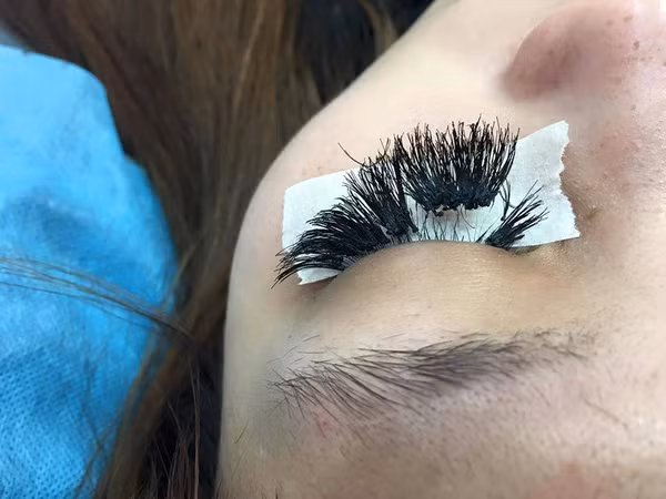 Cô nàng phải giật hết mi thật vì hàng mi nối thảm họa dày như chổi - Ảnh 4.