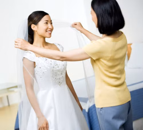 Nhà chồng không cho thờ mẹ đẻ, suốt 3 năm, tôi phải gửi mẹ lên chùa! - Ảnh 1