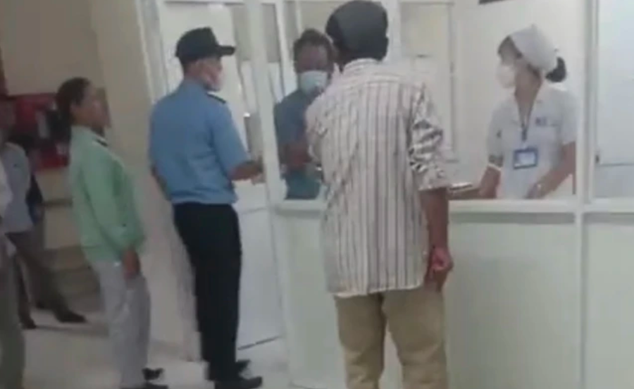 Hình ảnh từ clip trên mạng xã hội về trường hợp chị T.