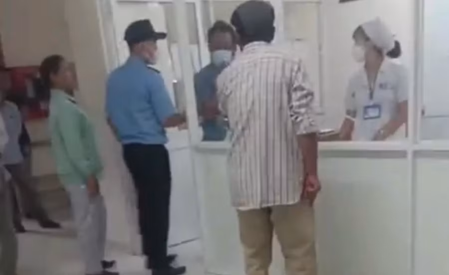 Hình ảnh từ clip trên mạng xã hội về trường hợp chị T.