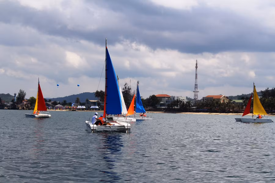 Giải Đua thuyền buồm tổ chức tại bãi biển Dinh Cậu, Phú Quốc