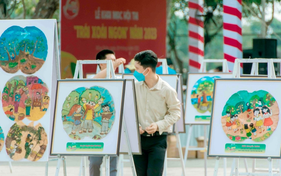 Tranh vẽ trên lá sen, nét đặc trưng riêng trong Lễ hội xoài Đồng Tháp năm 2023. Tranh vẽ trên lá sen, nét đặc trưng riêng trong Lễ hội xoài Đồng Tháp năm 2023.