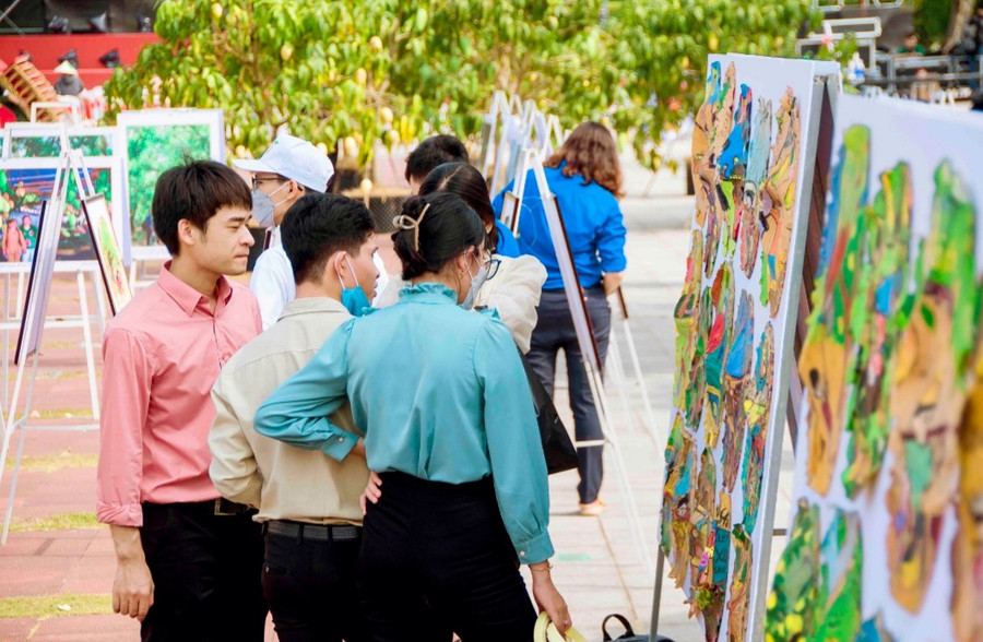 Khách thưởng lãm thích thú trước những bức tranh được vẽ trên lá sen của các em thiếu nhi. Khách thưởng lãm thích thú trước những bức tranh được vẽ trên lá sen của các em thiếu nhi.