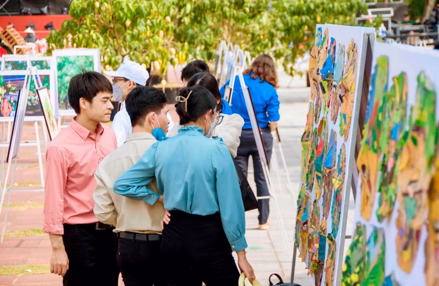 Khách thưởng lãm thích thú trước những bức tranh được vẽ trên lá sen của các em thiếu nhi. Khách thưởng lãm thích thú trước những bức tranh được vẽ trên lá sen của các em thiếu nhi.