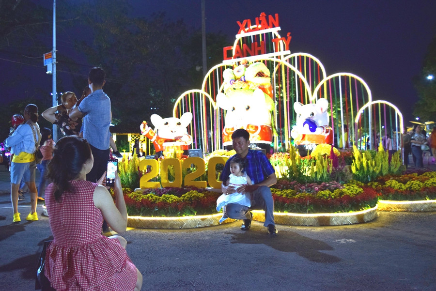 Người dân đến tham quan đường hoa và chụp ảnh lưu niệm.