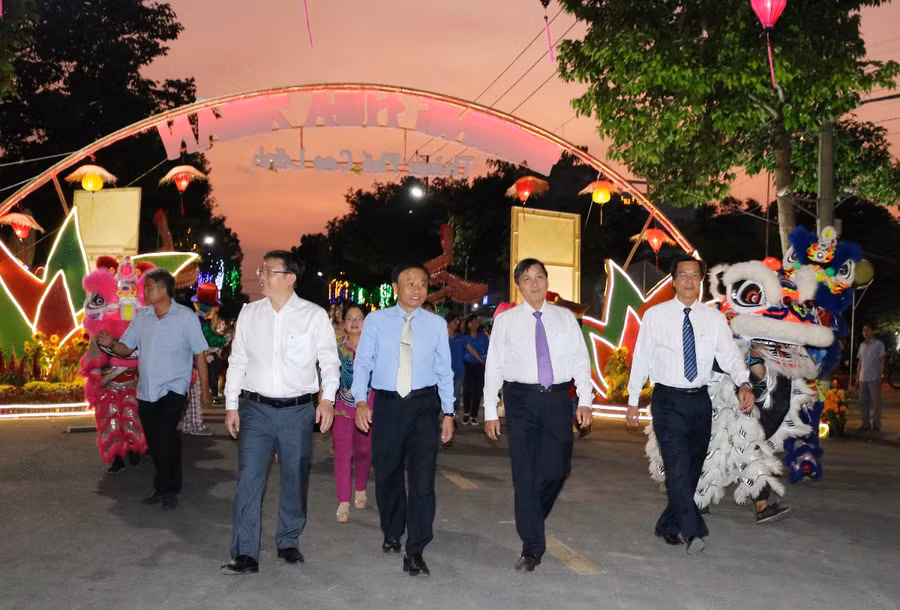 Lãnh đạo tỉnh Đồng Tháp và TP Cao Lãnh khai mạc đường hoa.